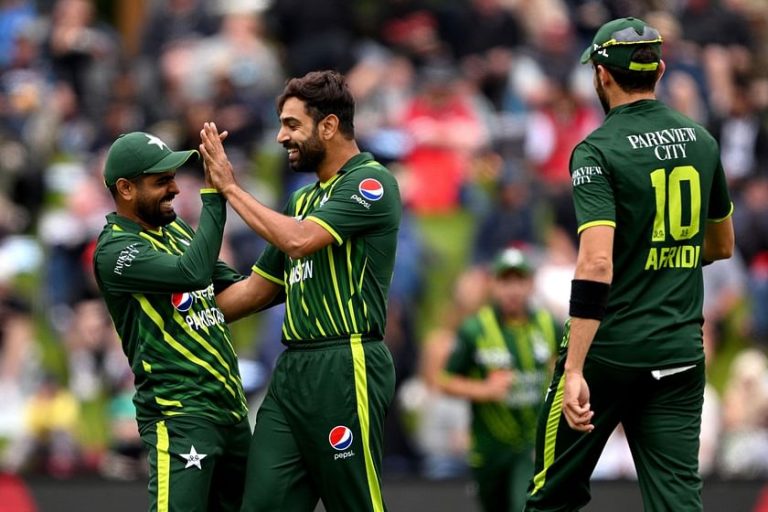 पाकिस्तान के स्टार तेज गेंदबाज पर चला PCB का चाबुक, सेंट्रेल कॉन्ट्रैक्ट से हुई छुट्टी