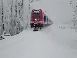 Kashmir Snowfall: कश्मीर घाटी में बर्फ को चीर कर चलती दिखी ट्रेन, रेल मंत्री ने शेयर किया वीडियो