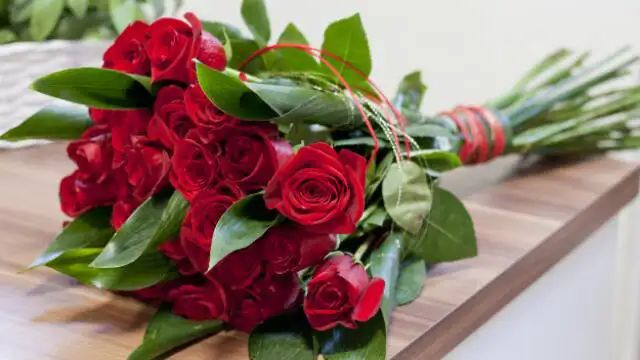 Rose Day: आखिर क्यों गुलाब को ही मानते हैं प्रेम का प्रतीक? दूसरे फूलों से नहीं होती वैलेंटाइन वीक की शुरुआत