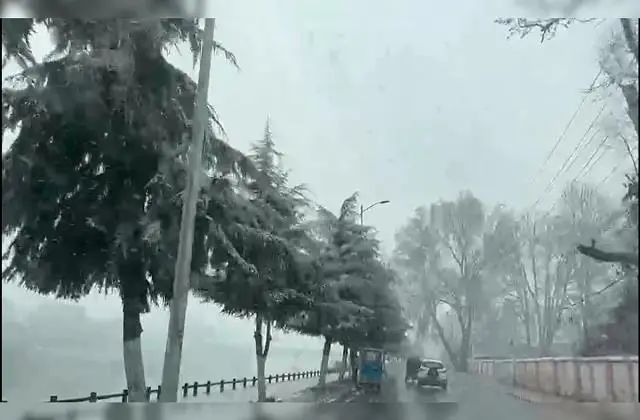 कश्मीर में बर्फबारी, गुलमर्ग में तापमान शून्य से नीचे 10.6 डिग्री सेल्सियस दर्ज किया