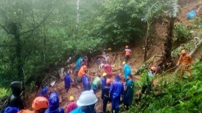 Philippines Landslide: दक्षिणी फिलीपींस में बारिश-बाढ़ से मची तबाही, भूस्खलन से दो बसें जमींदोज; घातक जलप्रलय में 11 लोग घायल