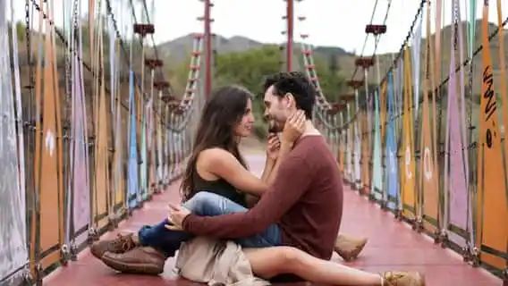 इन देशों में पब्लिक प्लेस में ‘kiss’ करना पड़ सकता है भारी, हो सकती है जेल