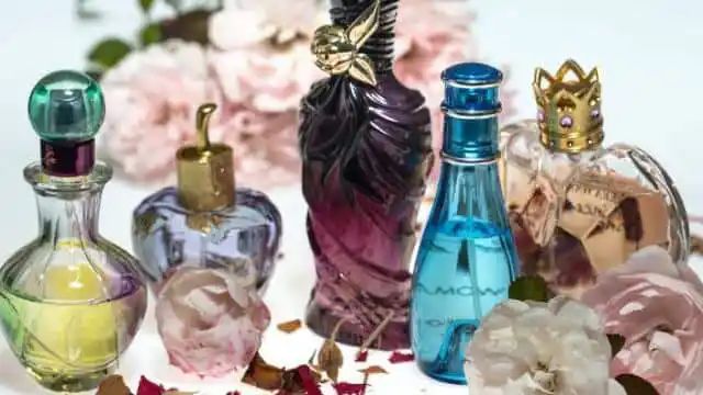 Perfume Day 2024: जानें आखिर क्यों प्यार करने वालों को गिफ्ट में नहीं दी जाती परफ्यूम?