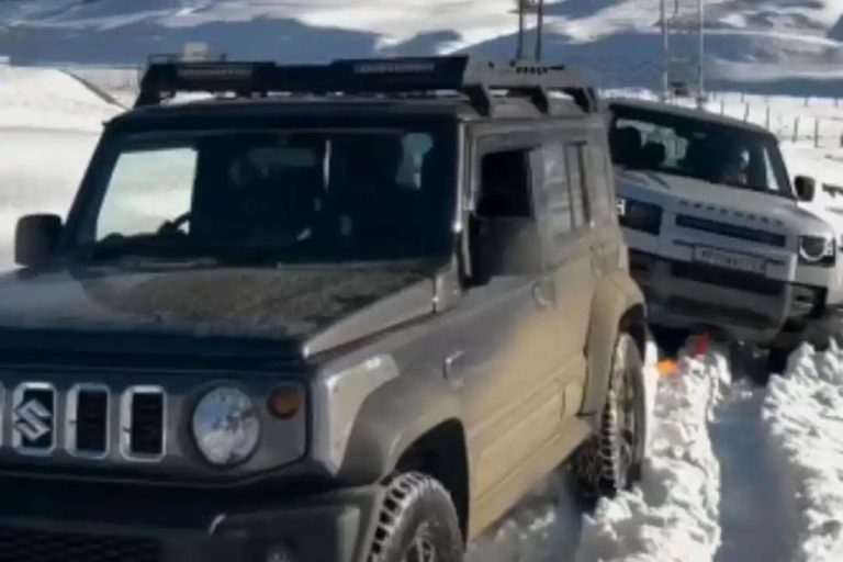 बर्फ में फंसी थी 2 करोड़ की कार, फिर आई मारुति की सस्ती एसयूवी… देखें वीडियो
