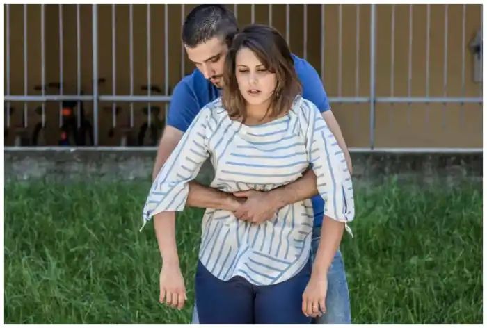 क्या है Heimlich Maneuver? जो बचा सकता है व्यक्ति की जान