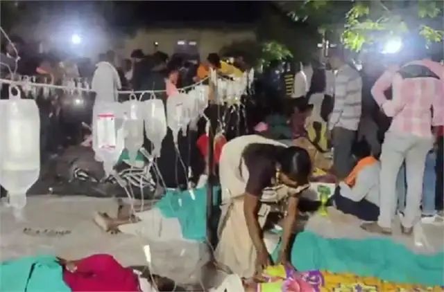 महाराष्ट्र में प्रसाद बना जहर, 600 लोगों की तबीयत बिगड़ी, सड़क पर मरीजों को रस्सी से ग्लूकोज़ दिया गया