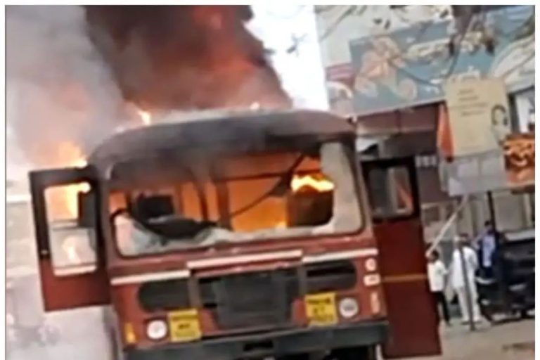 महाराष्ट्र में फिर भड़की आरक्षण की ‘आग’! जालना में बस में लगाई आग
