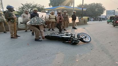 Bareilly News: श्यामगंज में पथराव से फैली दहशत, अराजकतत्वों ने तोड़ी बाइक, पुलिस फोर्स तैनात