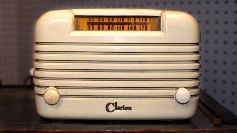 World Radio Day: 129 साल पुराना हुआ रेडियो, टाइटैनिक के डूबते लोगों की बचाई थी जान