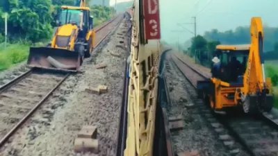 ट्रेन की पटरी पर शख्स ने दौड़ा दी JCB, लोग बोले- ‘ड्राइवर को भारत रत्न देना चाहिए’