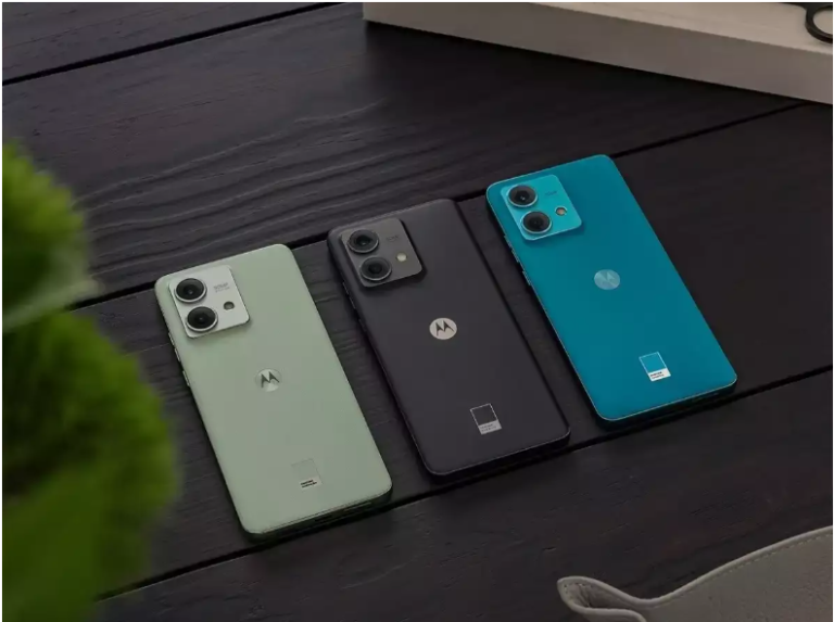 पहली सेल में Samsung और Motorola के धाकड़ स्मार्टफोन पर मिल रहा है बंपर डिस्काउंट, इस साइट पर मची लूट
