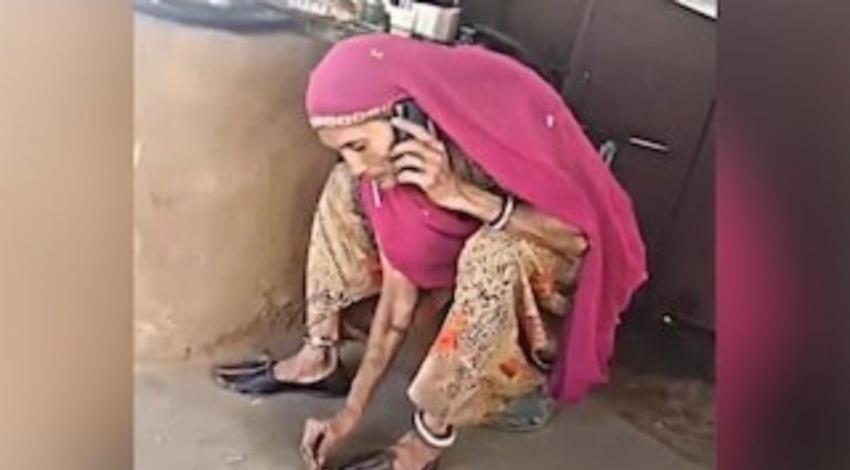 दादी ने मोबाइल पर बात करते हुए एक हाथ से ऐसे जलाई बीड़ी, स्वैग देखकर लोगों को याद आ गए रजनीकांत