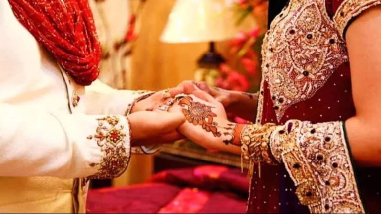 UP: शादी के स्टेज पर रोमांटिक हो गया दूल्हा… गोद में उठाया तो भड़क गई दुल्हन, दहेज वापस लेकर लौटाई बारात