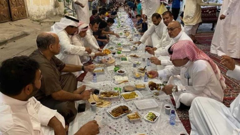 Ramadan 2024 Saudi: रोजा इफ्तार करने वाले लोगों से क्यों तंग आ गई सऊदी अरब सरकार? उठाया ये कदम