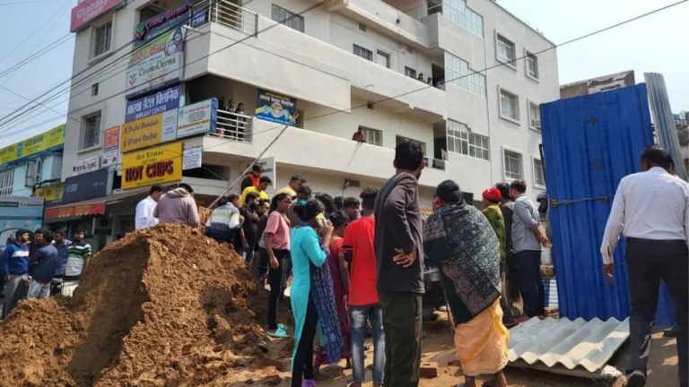 चल रहा था अपार्टमेंट का निर्माण, धड़ाम से गिरी दीवार. मासूम भाई-बहन की मौत