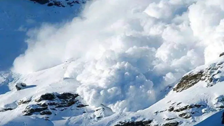 Nepal Avalanche: नेपाल के मनासलु पर्वत पर भयानक हिमस्खलन, झील के पानी से नदी में मंडराया बाढ़ का खतरा