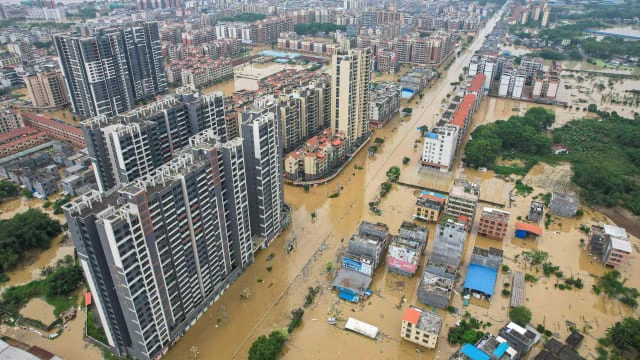 चीन में बारिश से आई बाढ़, डूब गया दुनिया का मैन्युफैक्चरिंग हब; सड़कों पर चलीं नावें