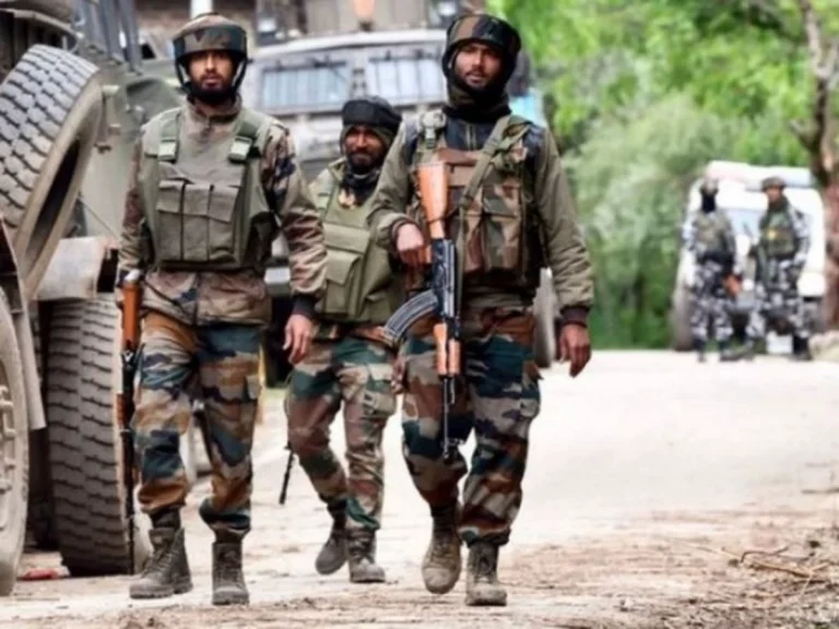 जम्मू-कश्मीर के उधमपुर में सुरक्षा बलों और आतंकियों के बीच मुठभेड़, 1 गार्ड घायल, ऑपरेशन जारी