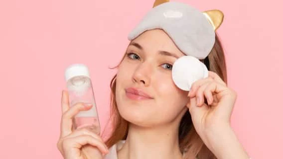Skin Care Tips: रात में चेहरे से मेकअप साफ करने के बाद करें यह काम, त्वचा रहेगी मुलायम और स्वस्थ