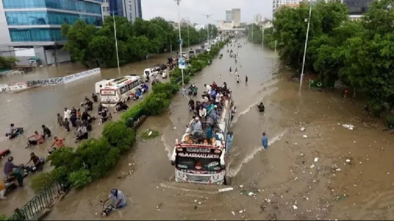 पाकिस्तान में भारी बारिश से तबाही, 63 लोगों की मौत और 2700 से ज्यादा मकान क्षतिग्रस्त