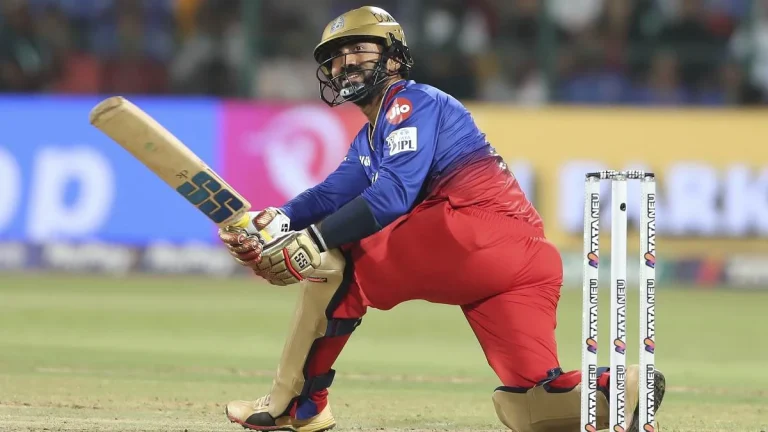 Dinesh Karthik ने जड़ा IPL 2024 का सबसे लंबा छक्‍का, Pat Cummins का रिएक्‍शन रहा देखने लायक; देखें वीडियो