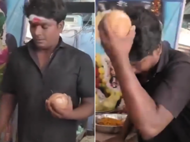 पूजा के दौरान सिर पर फोड़ा नारियल, कुछ सेकंड बाद बंदे के साथ जो हुआ वह देख लोगों की हंसी नहीं रुक रही!
