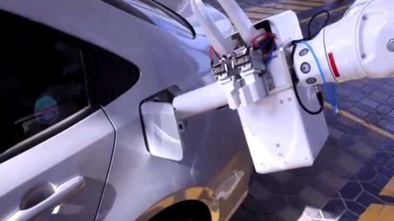 आ गई कमाल की टेक्नोलॉजी, अब गाड़ी में तेल भरेगा AI रोबोट, ऐसे करता है काम