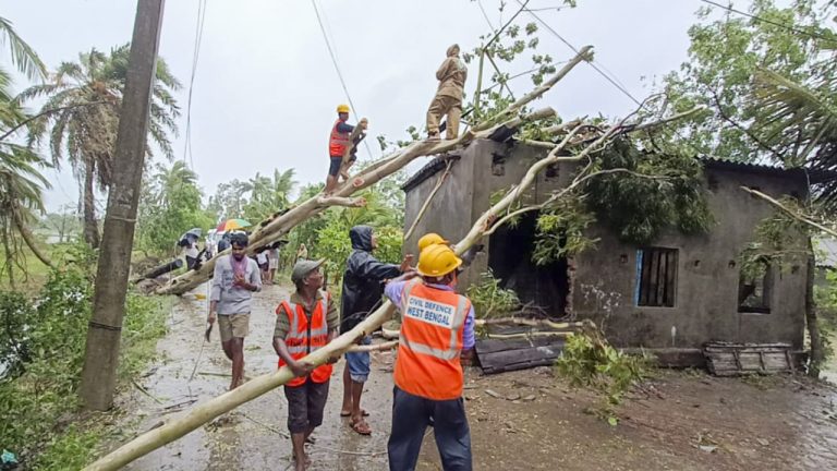 अब तक 6 की मौत, 29 हजार से अधिक घर तबाह… बंगाल में चक्रवात ‘रेमल’ का कहर