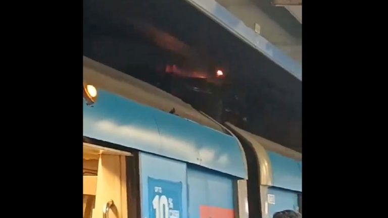 दिल्ली में राजीव चौक स्टेशन पर बड़ा हादसा टला, मेट्रो ट्रेन के पैंटोग्राफ में आग लगने से मची अफरातफरी