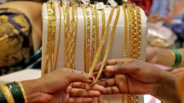 भारत से कितना सस्ता है दुबई का सोना, जानें कितना ला सकते हैं साथ