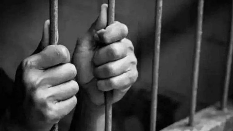 13 साल जेल और 9 कोड़े… सिंगापुर में भारतीय को क्यों मिली ऐसी सजा