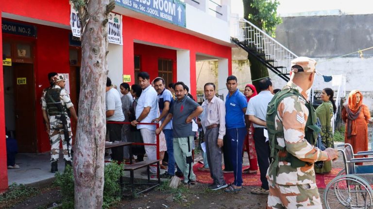 जम्मू कश्मीर के पुंछ में मतदान के दौरान दो गुटों में झड़प, एक महिला सहित 4 घायल
