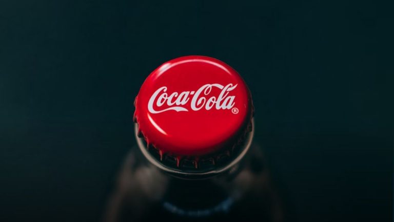 भारत में Pepsi की राह पर Coca-Cola, इन 4 बिजनेस घरानों से कर सकती है बड़ी डील