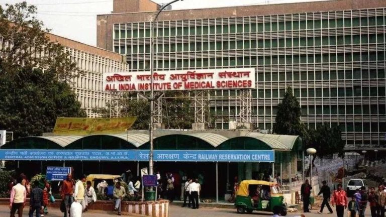 AIIMS दिल्ली जानें के लिए मेट्रो स्टेशन पर मिलेंगी AC ई -बसें, कम किराया लेकर अस्पताल पहुंचा देंगी