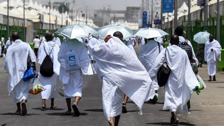 क्यों घटा मक्का मदीना में जुम्मे की नमाज का वक्त, हर रोज दी जा रही हज यात्रियों को ये चेतावनी