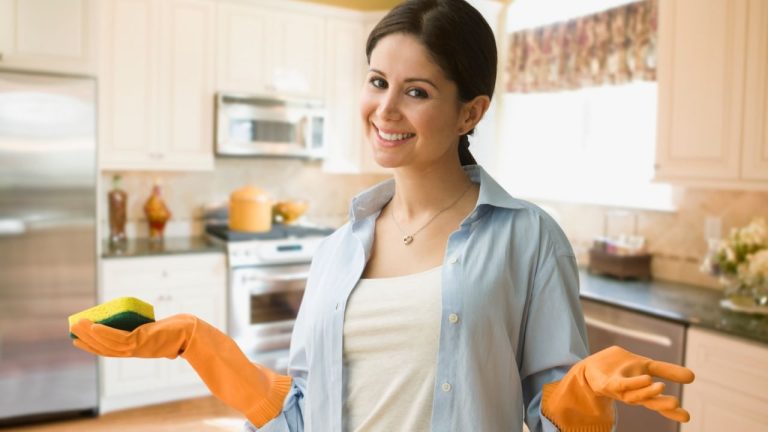 House Cleaning Tips: घर की सफाई करते वक्त न करें ये गलतियां, बढ़ जाएगा आपका काम