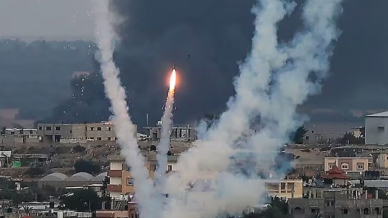 लेबनान में हिजबुल्लाह लड़ाकों ने इजराइली ड्रोन को मार गिराया, बेस पर रॉकेट दागा
