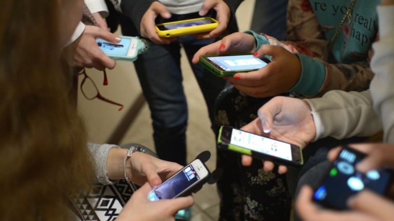 Smartphone under 25000: दमदार फीचर्स और बैटरी लाइफ, धांसू हैं ये स्मार्टफोन