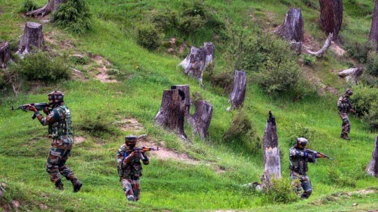 जम्मू कश्मीर के पुलवामा में मुठभेड़, सुरक्षाबलों ने लश्कर-ए-तैयबा के दो आतंकियों को किया ढेर