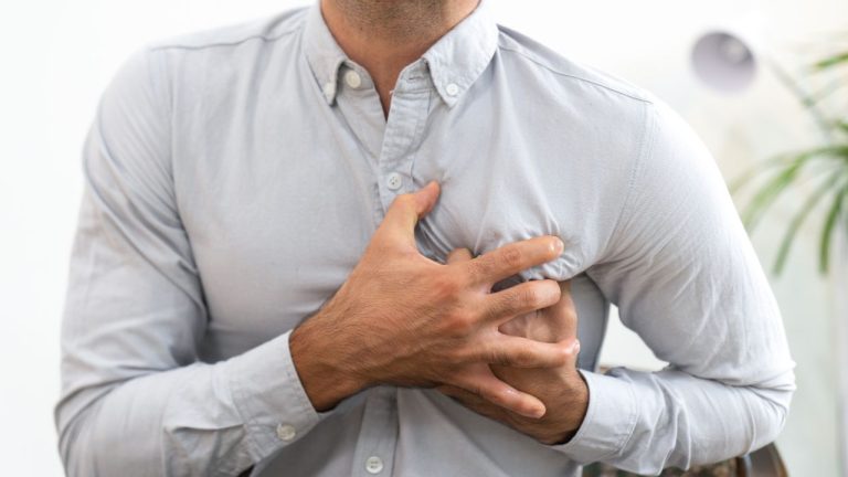 Heart attack symptoms : छाती में उठ रहा दर्द हार्ट अटैक है या गैस की समस्या, कैसे करें पहचान?