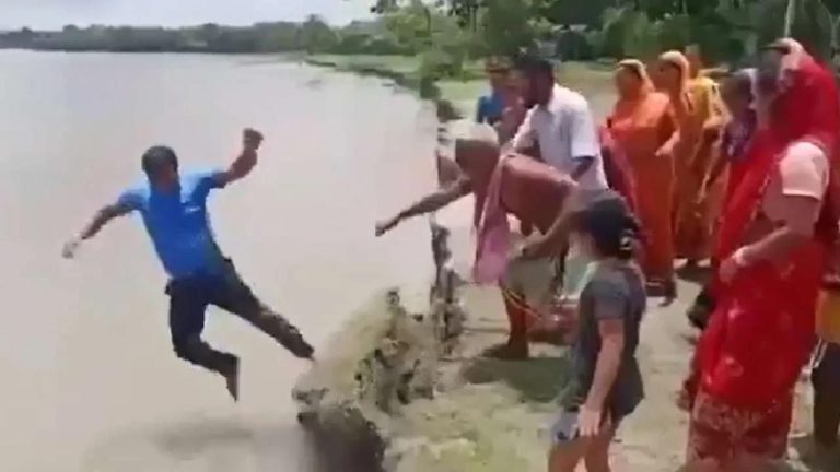 Assam: बाढ़ की रिपोर्टिंग कर रहा था पत्रकार, अचानक फिसला पांव और… VIDEO