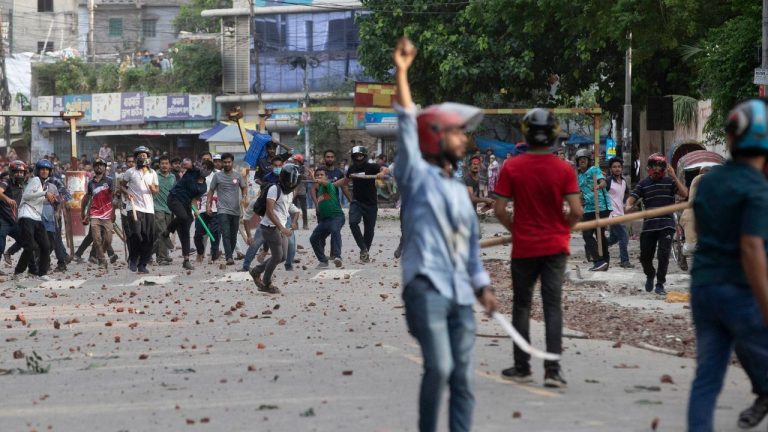 बांग्लादेश में फंसे स्टूडेंट्स की रक्षक बनी BSF, अब तक हजारों छात्र लौटे वापस