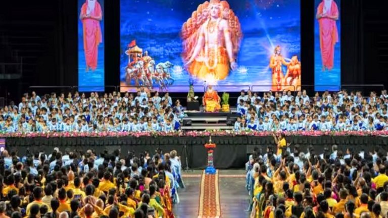 अमेरिका में 10 हजार लोगों ने किया भगवद गीता का पाठ, गुरु पूर्णिमा पर बना रिकॉर्ड