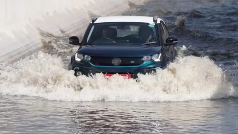 Car Tips For Monsoon: पानी भरी सड़क पर देते हैं फुल एक्सीलेरेट? तो हो सकते हैं ये नुकसान