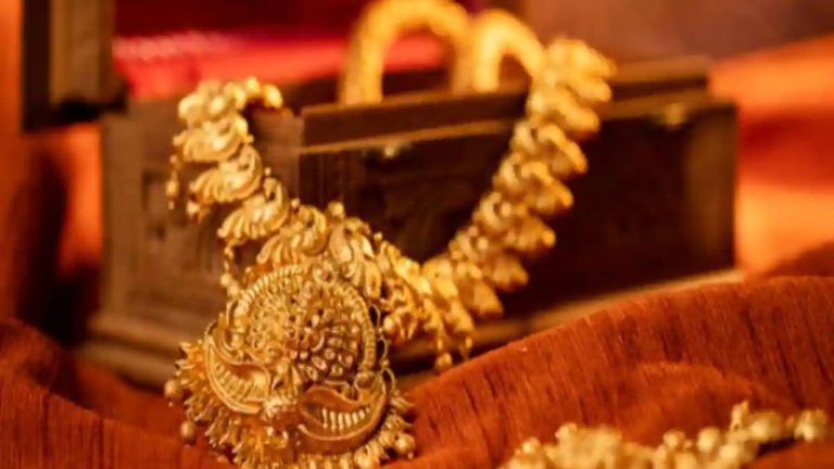 Gold Silver Price : सोने की चमक बरकरार, हुआ 700 रुपए मजबूत, इतना टूटा चांदी का रेट