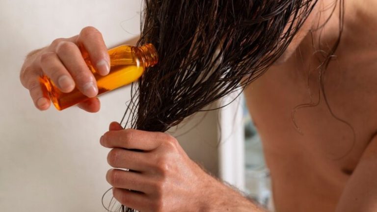 Hair Care: क्या आप भी रात को बालों में तेल लगाकर सोते हैं? जान लीजिए नुकसान