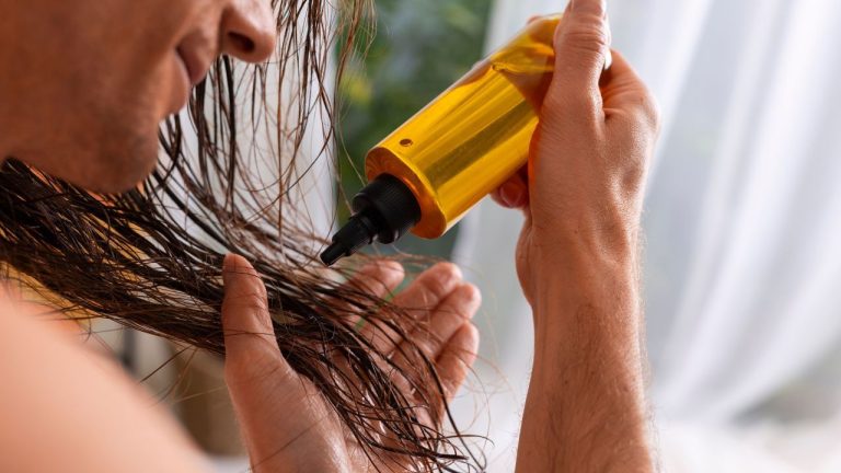 सोते समय बालों में तेल लगाने के हैं कई नुकसान, जानें क्यों