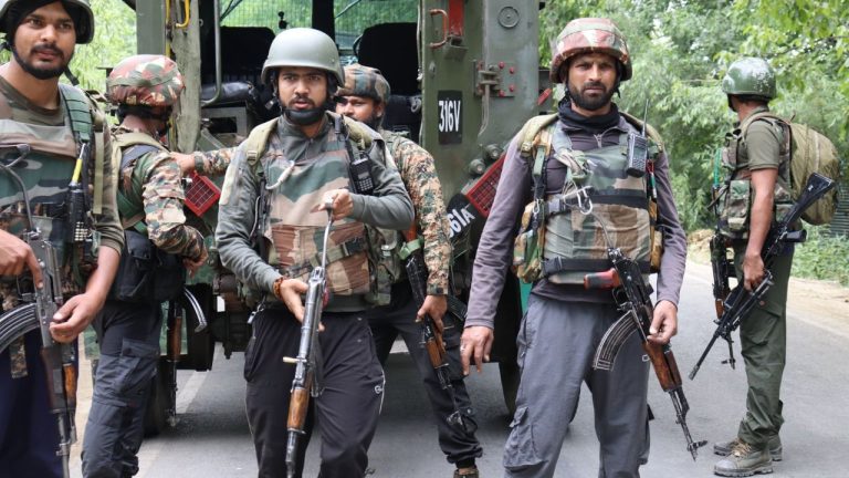 J&K के कठुआ में आतंकी हमला, सेना के वाहन पर दहशतगर्दों ने की फायरिंग