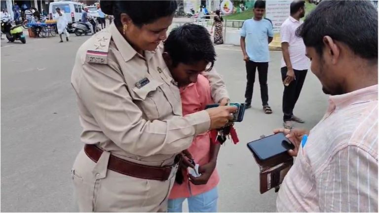 छात्र का कटा चालान, स्कूल फीस से भरना पड़ा फाइन; रोने लगा तो महिला SI ने गले लगाकर लौटाए पैसे