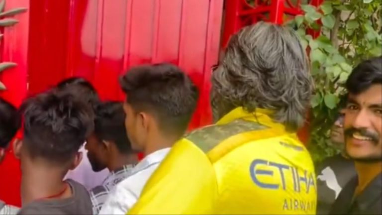 VIDEO­: एमएस धोनी के मम्मी-पापा ने रांची में बांटी केक और मिठाईयां, फैंस ने बताया- ‘भगवान’ का प्रसाद